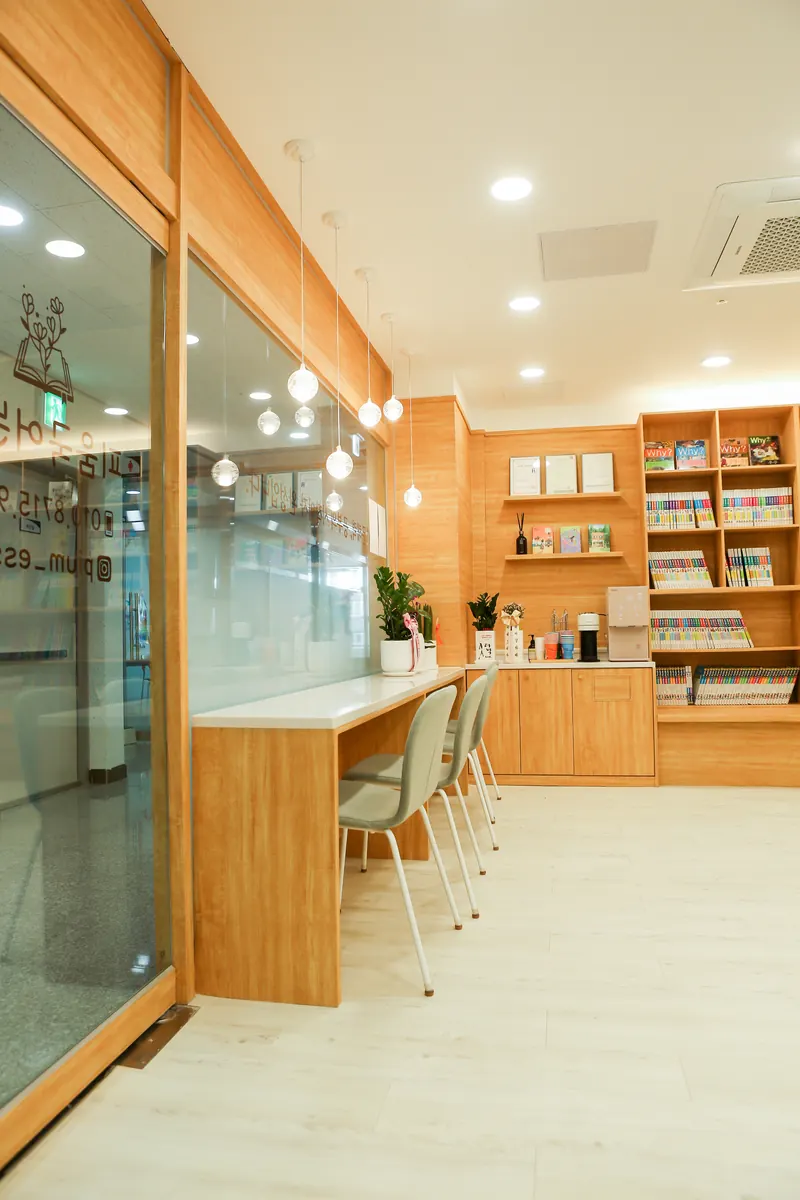 책장과 창가 책상 사이 통로